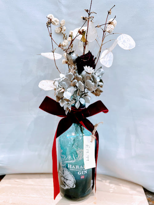 Harahorn small batch gin bottle with red velvet bow and dried flower bouquet